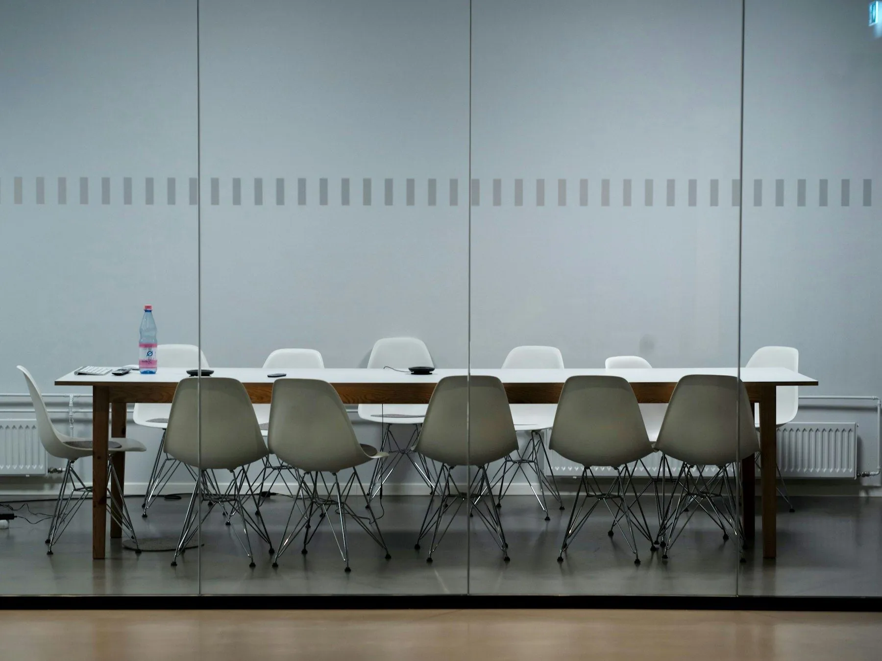 Langer Konferenztisch in einem hellen Besprechungsraum