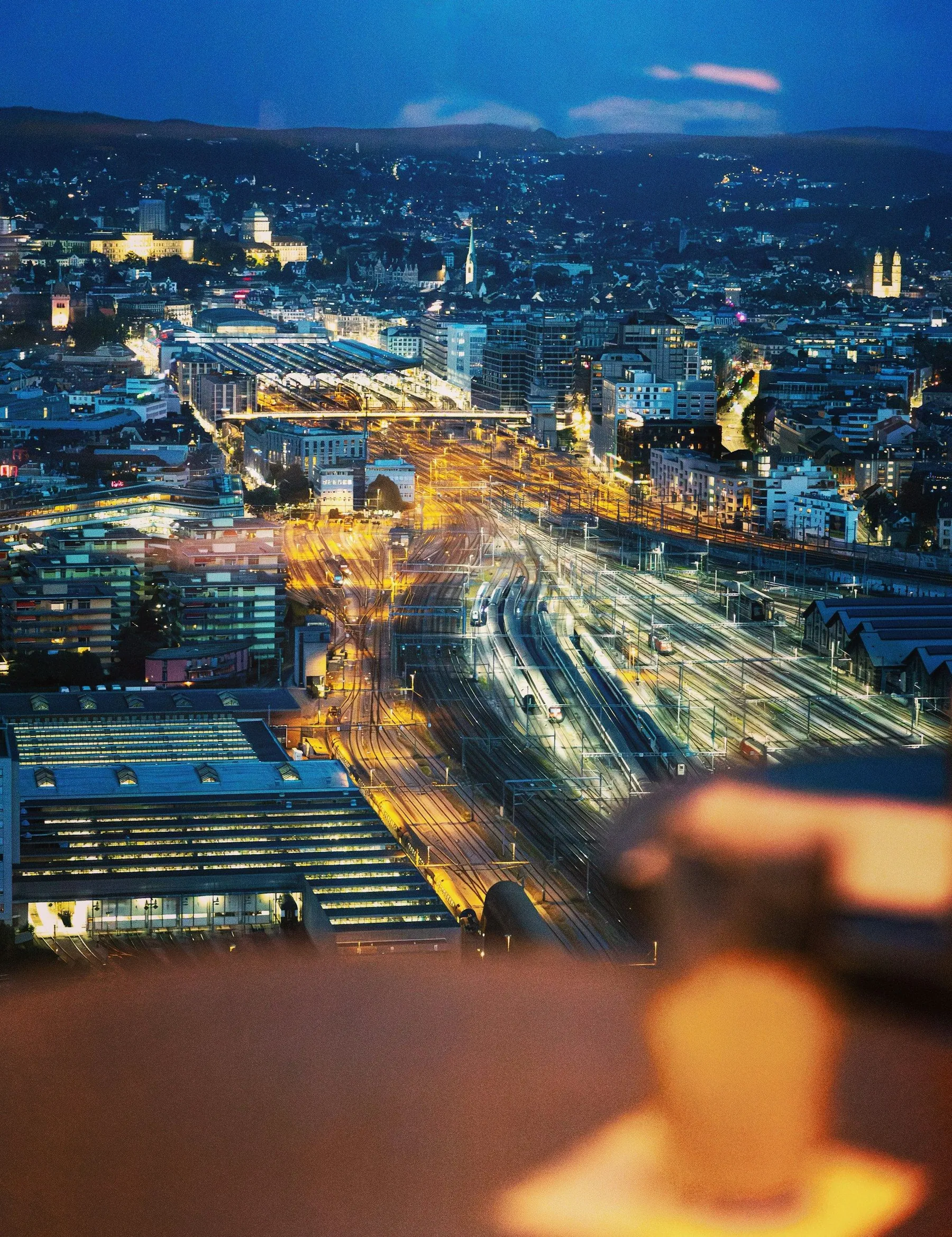 Stadtlichter aus erhöhter Perspektive bei Nacht