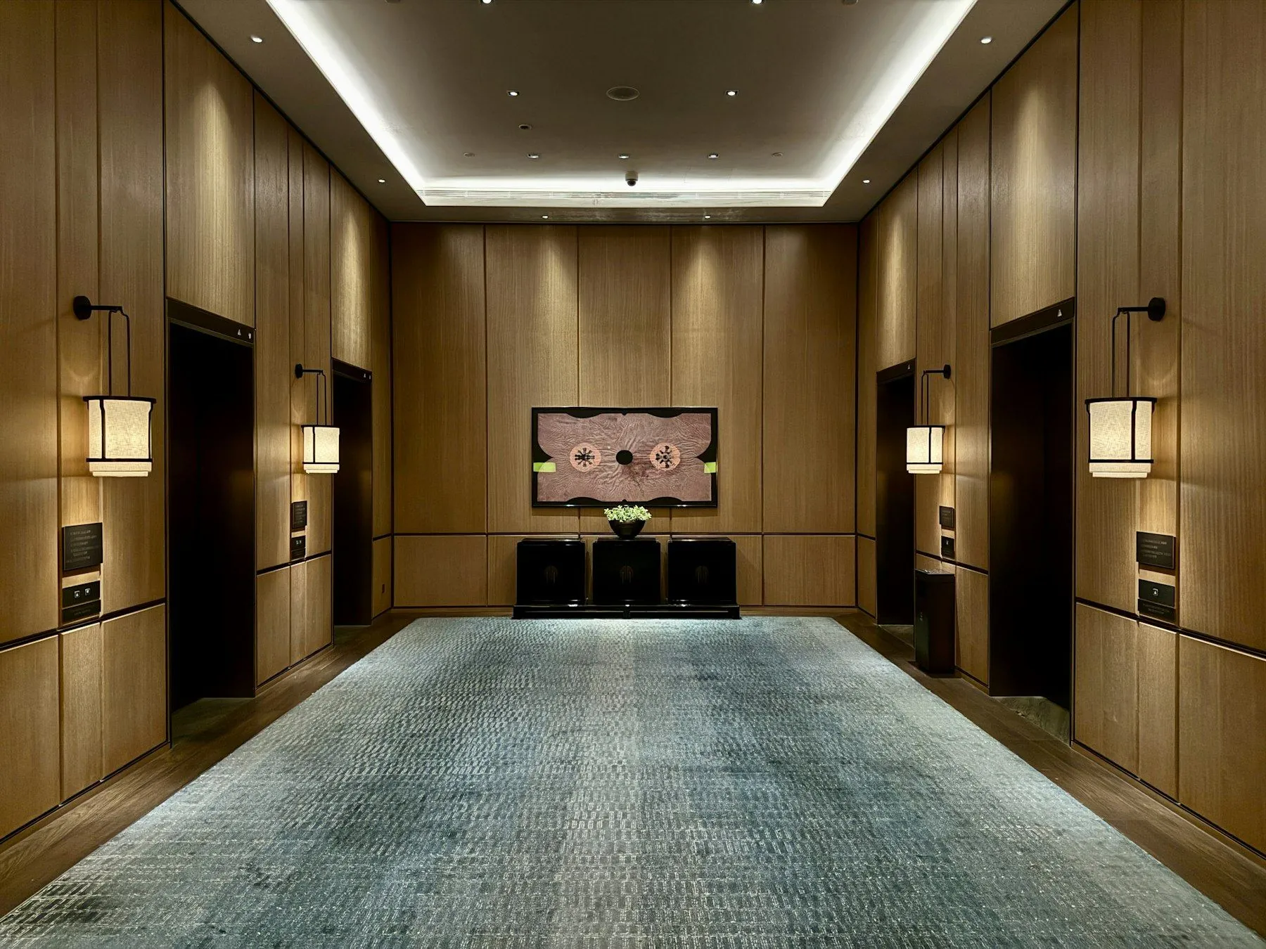 Hotelkorridor mit Aufzügen und gedämpftem Licht