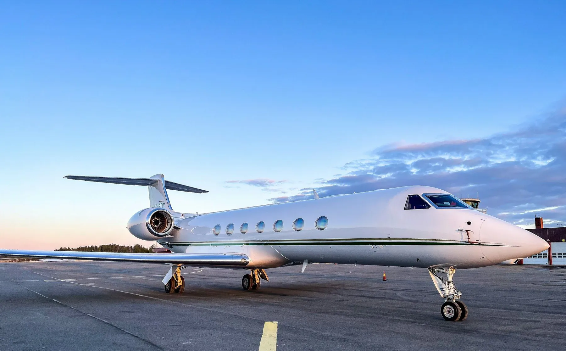Privatjet auf dem Vorfeld zur blauen Stunde