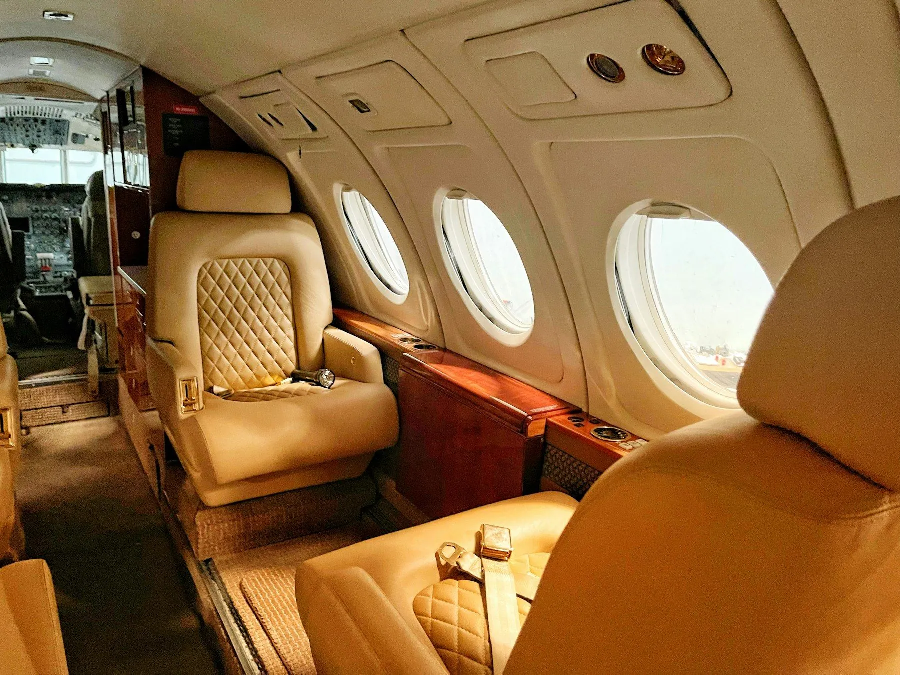 Kabine eines Privatjets mit Ledersitzen
