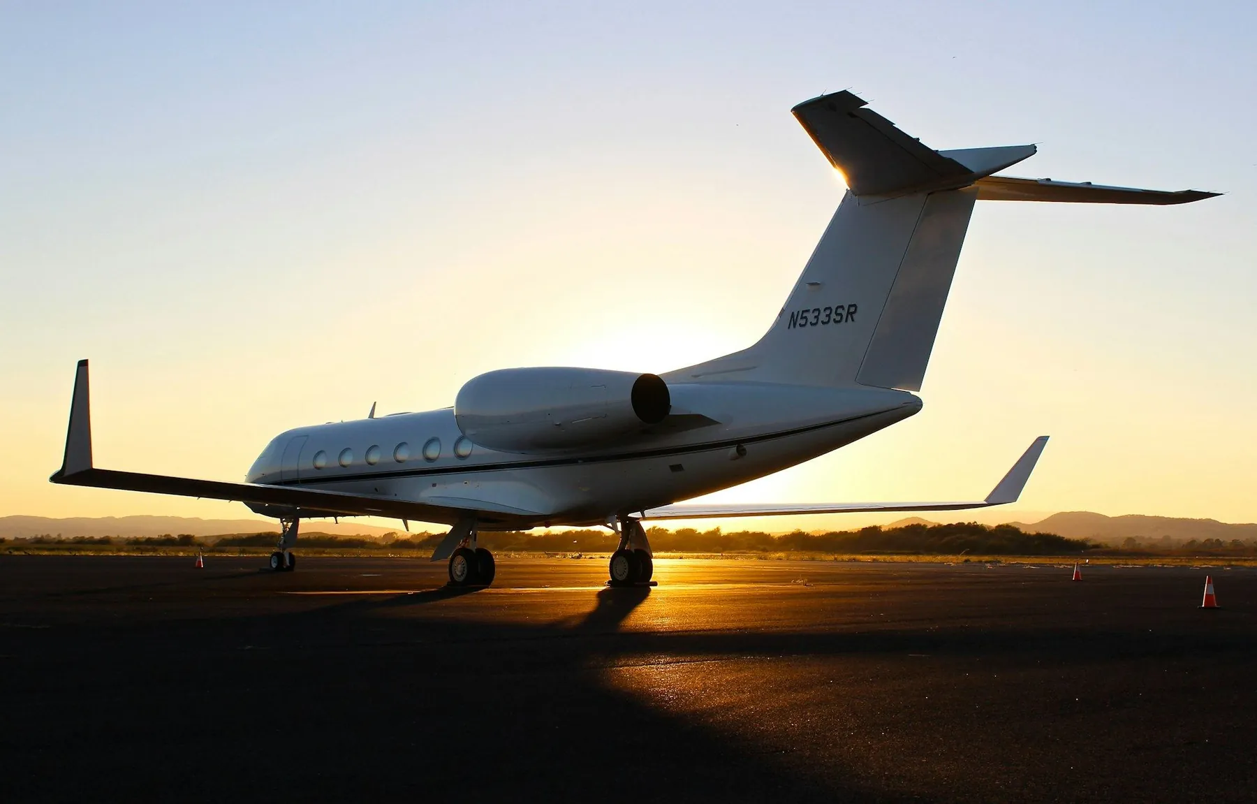 Privatjet auf dem Vorfeld im Abendlicht