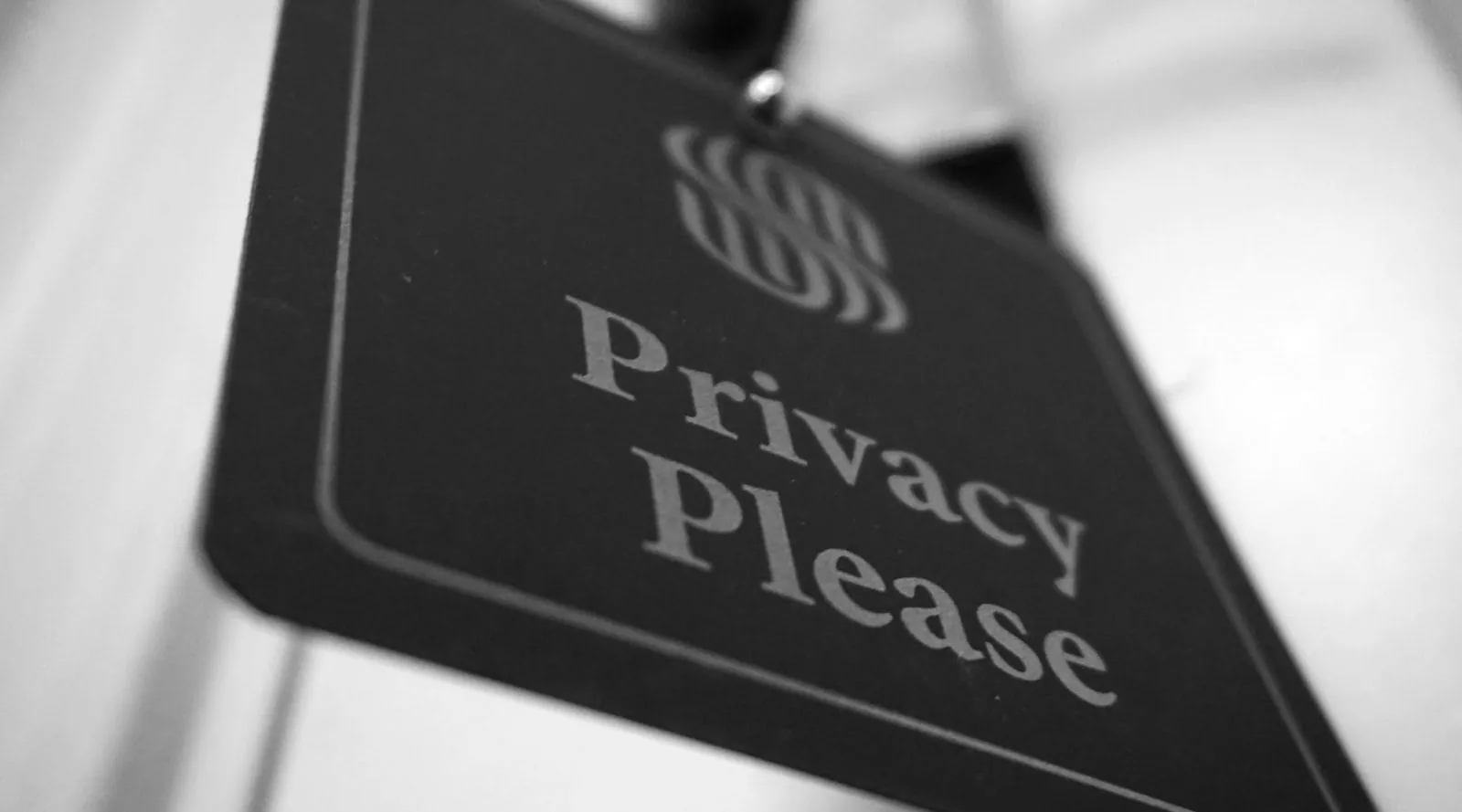Türschild mit der Aufschrift Privacy Please