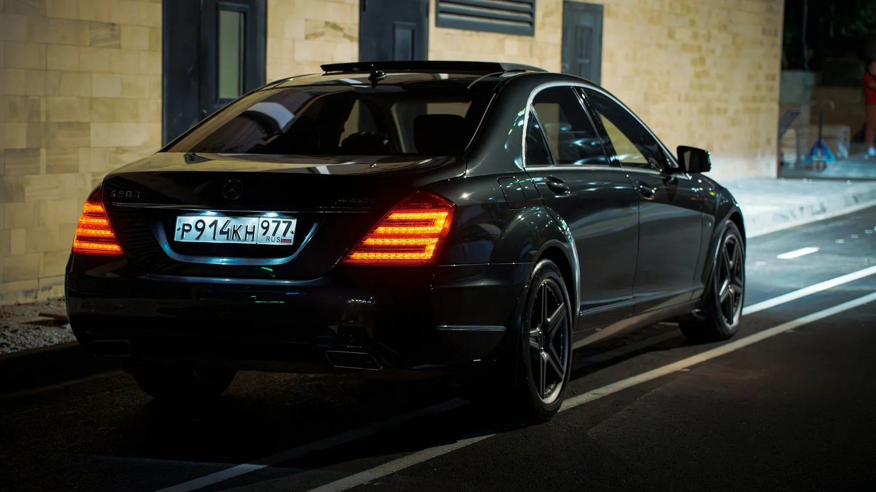 Dunkle Limousine an einer Strasse in der Stadt