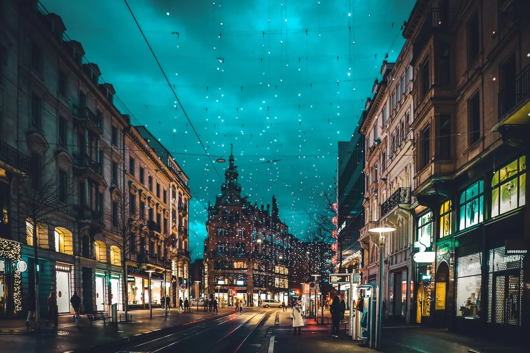 Innerstädtische Strasse bei Nacht
