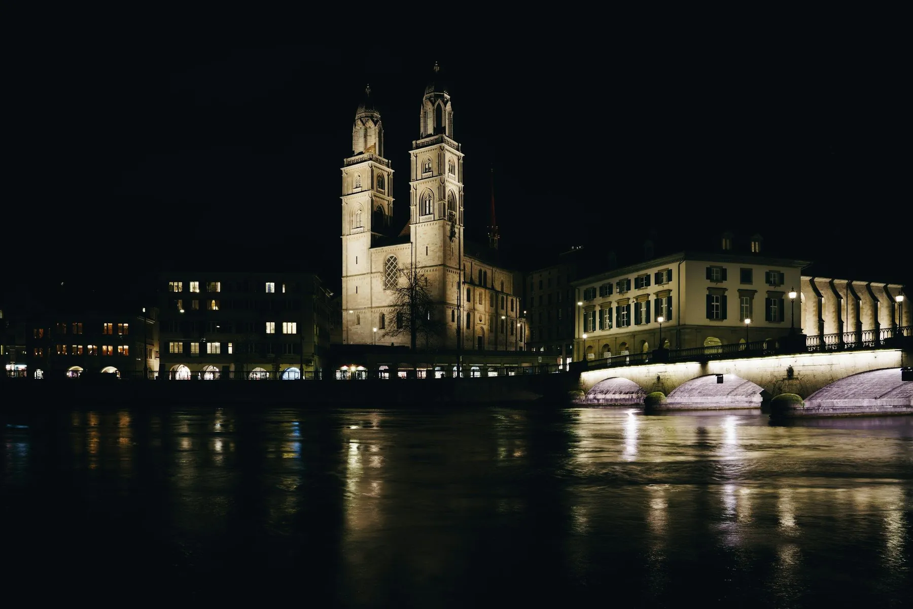 Zürich bei Nacht mit Blick über die Limmat